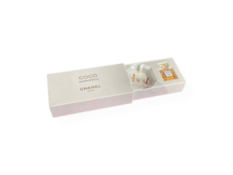 CHANEL - Petite boîte à musique comprenant un petit échantillon de Coco Chanel…