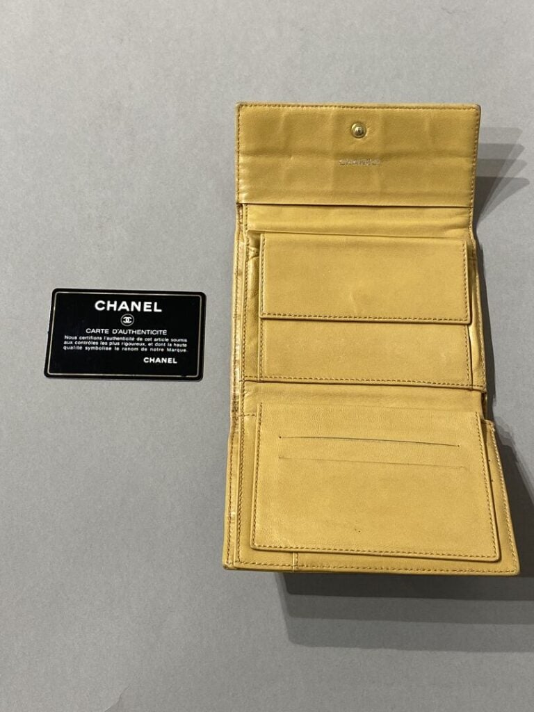 CHANEL - Porte feuille « chocolate bar » en agneau beige , plaque en métal doré…