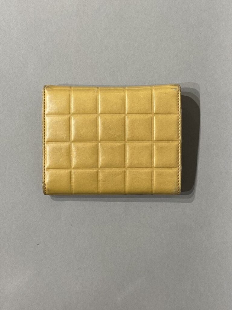 CHANEL - Porte feuille « chocolate bar » en agneau beige , plaque en métal doré…