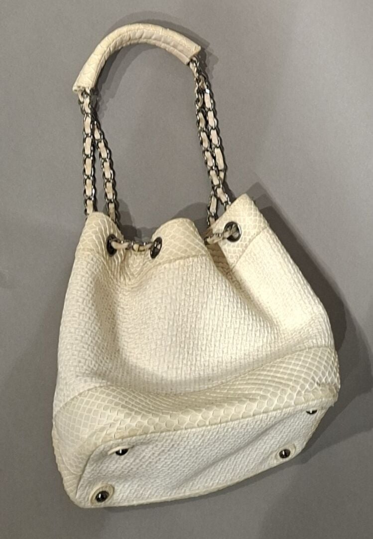 CHANEL - Sac bourse en tissu tweed blanc et python crème, porté épaule, anse ch…