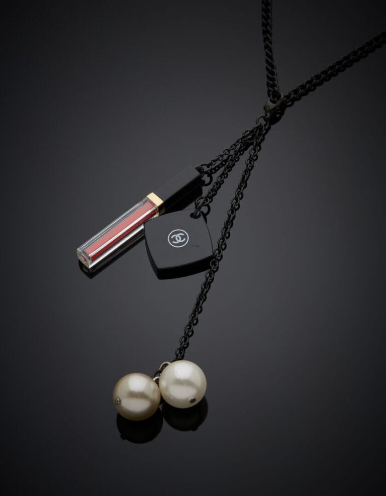 CHANEL - SAUTOIR chaînette en métal noir retenant une BRELOQUE figurant un miro…
