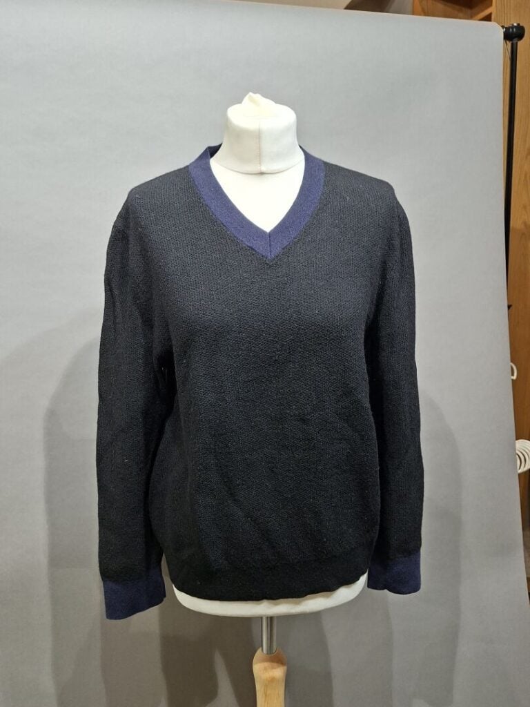 CHANEL uniform - Pull col V en laine noire et marine, sigle CC brodé en bas à g…