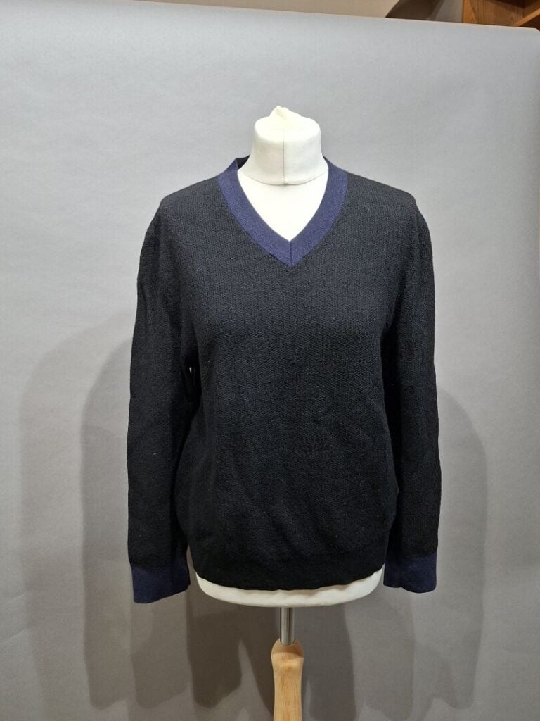 CHANEL uniform - Pull col V en laine noire et marine, sigle CC brodé en bas à g…