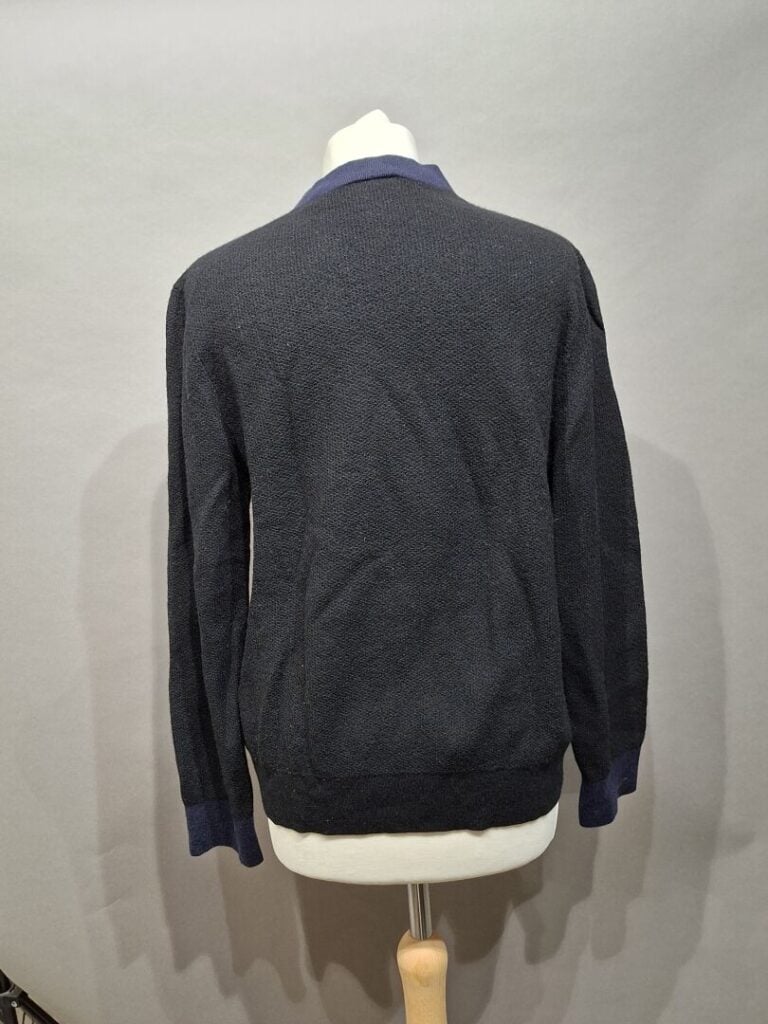 CHANEL uniform - Pull col V en laine noire et marine, sigle CC brodé en bas à g…