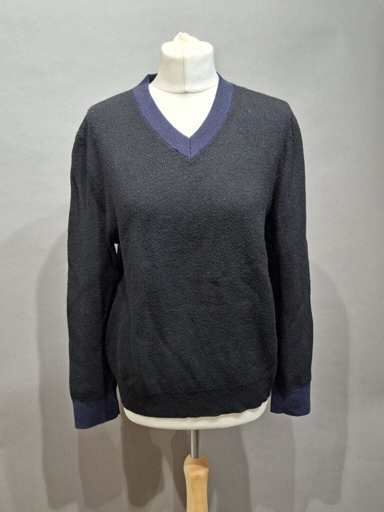 CHANEL uniform - Pull col V en laine noire et marine, sigle CC brodé en bas à g…
