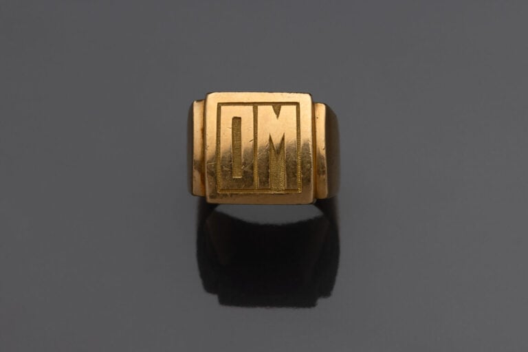 Chevalière en or jaune (750) monogrammée "D.M" - Poids : 25.4 g - Doigt : 62