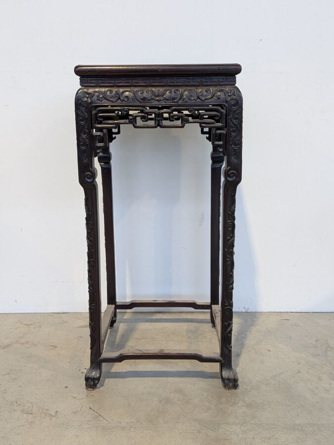 CHINE. Sellette en bois de fer sculpté de rinceaux et de motifs ajourés, le des…