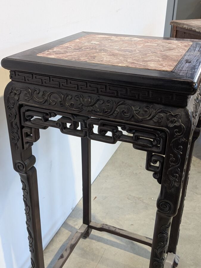 CHINE. Sellette en bois de fer sculpté de rinceaux et de motifs ajourés, le des…