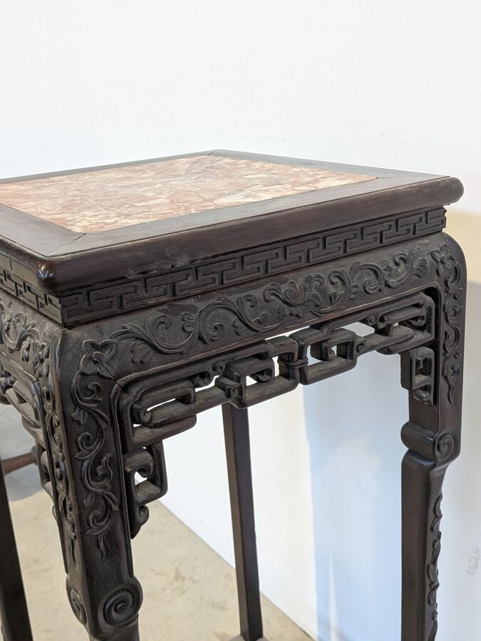 CHINE. Sellette en bois de fer sculpté de rinceaux et de motifs ajourés, le des…