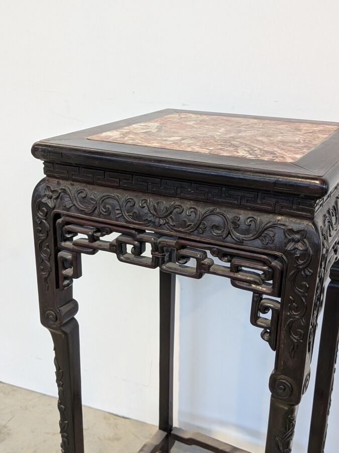 CHINE. Sellette en bois de fer sculpté de rinceaux et de motifs ajourés, le des…