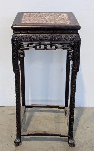 CHINE. Sellette en bois de fer sculpté de rinceaux et de motifs ajourés, le des…