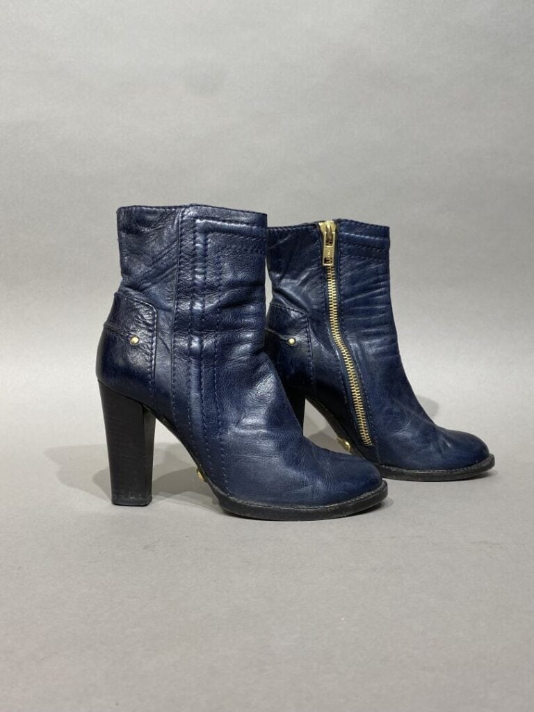 CHLOÉ - Bottines en cuir bleu, fermeture zippée en métal doré. - Pointure 37,5…