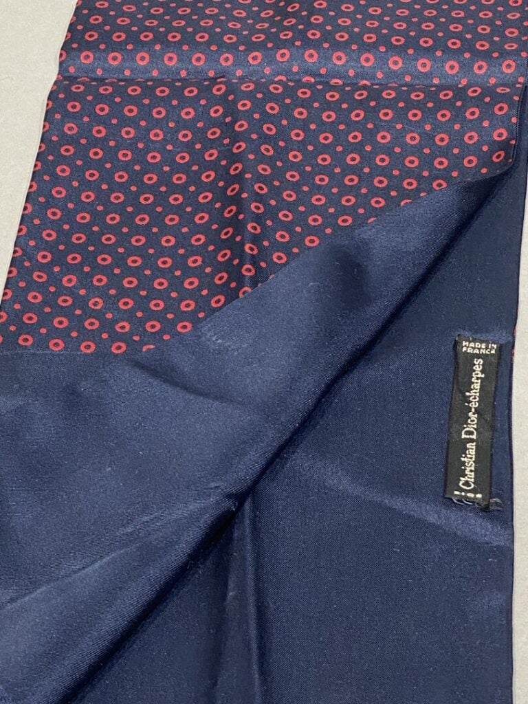 CHRISTIAN DIOR - Écharpe en soie sur fond marine à points bordeaux, revers en s…