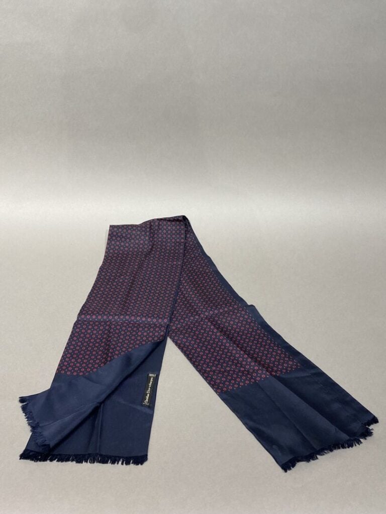 CHRISTIAN DIOR - Écharpe en soie sur fond marine à points bordeaux, revers en s…