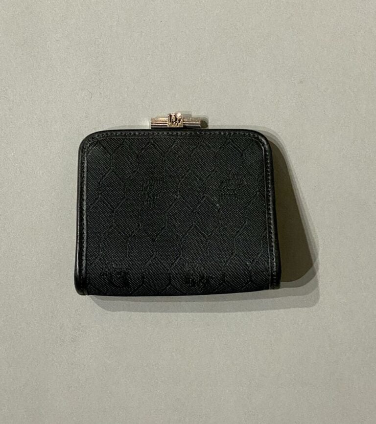 CHRISTIAN DIOR - Porte-monnaie en toile noire monogrammée, fermoir en métal dor…