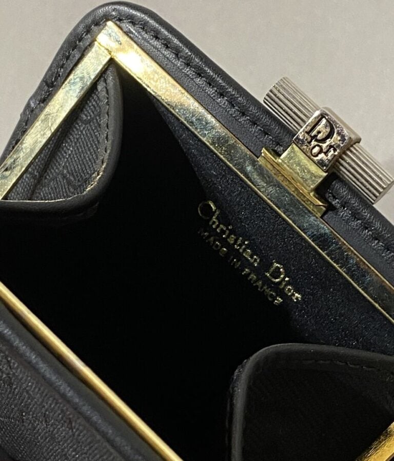CHRISTIAN DIOR - Porte-monnaie en toile noire monogrammée, fermoir en métal dor…