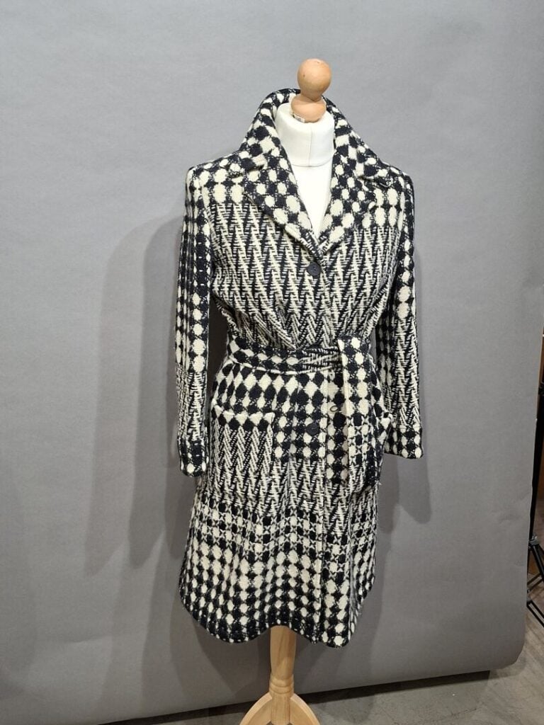 CHRISTIAN LACROIX Jeans - Manteau trois-quart en laine à motif de chevrons noir…