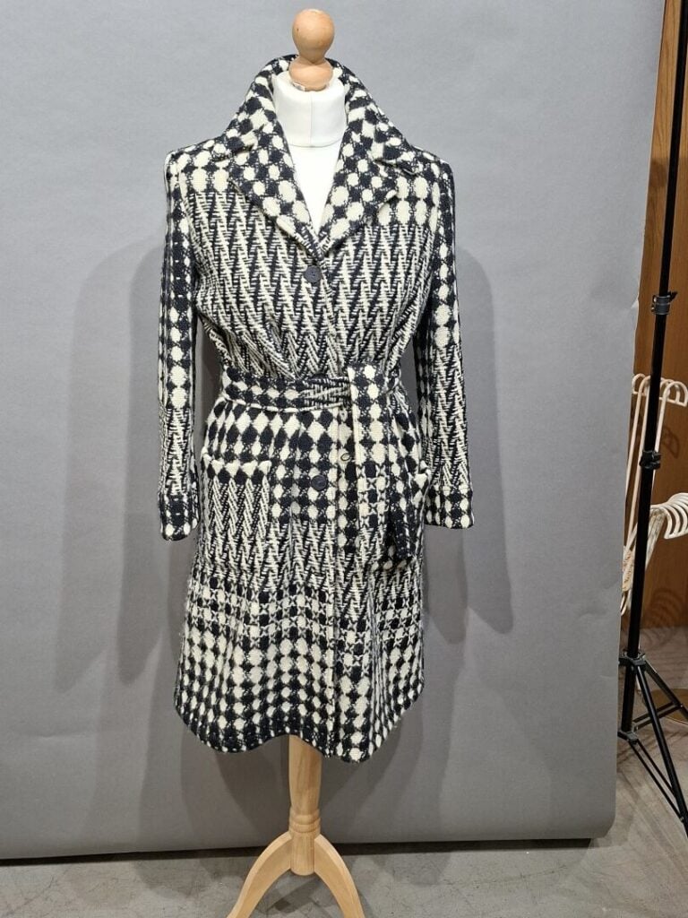 CHRISTIAN LACROIX Jeans - Manteau trois-quart en laine à motif de chevrons noir…