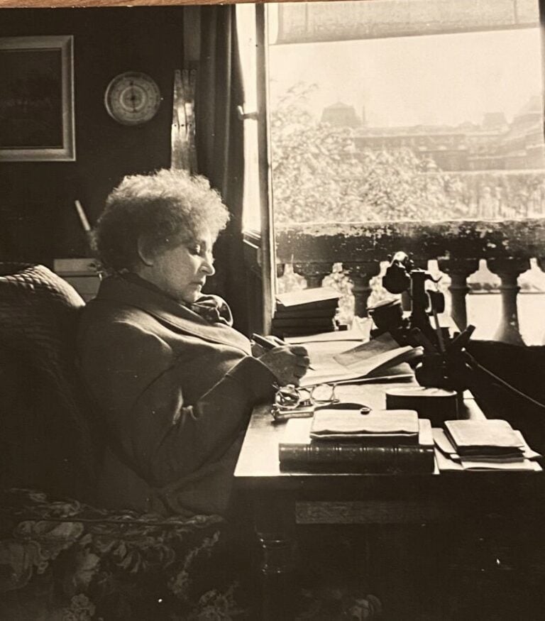 COLETTE - Colette à son bureau, Palais-Royal, mai 1948. - Photographies. 3 tira…
