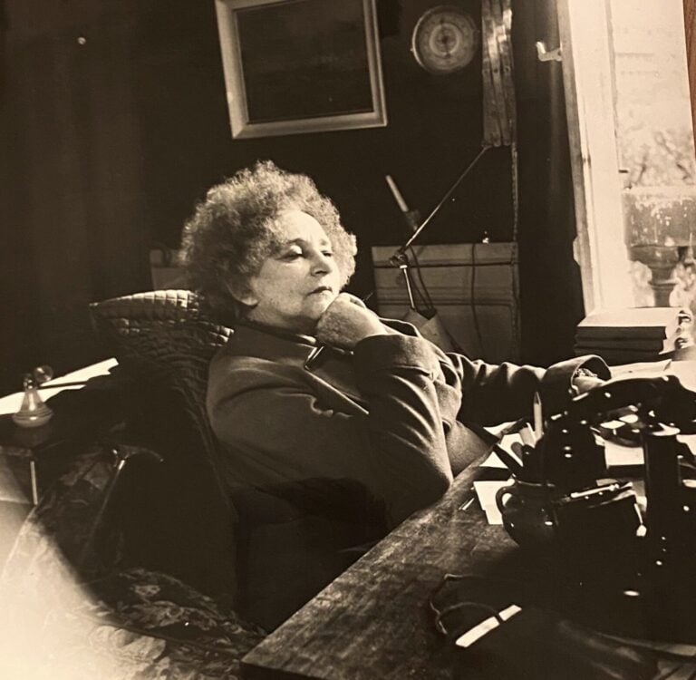 COLETTE - Colette à son bureau, Palais-Royal, mai 1948. - Photographies. 3 tira…