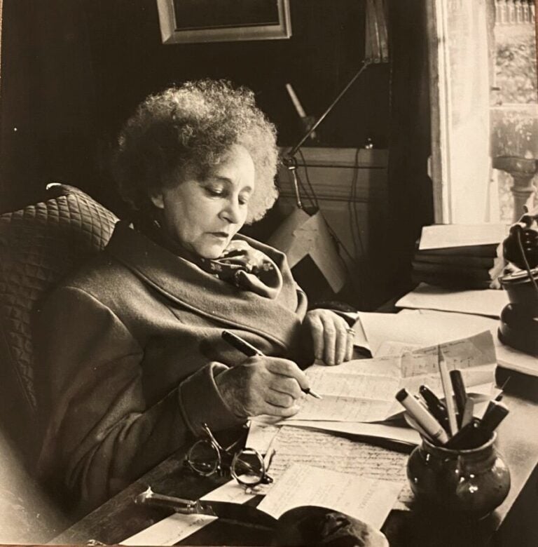COLETTE - Colette à son bureau, Palais-Royal, mai 1948. - Photographies. 3 tira…