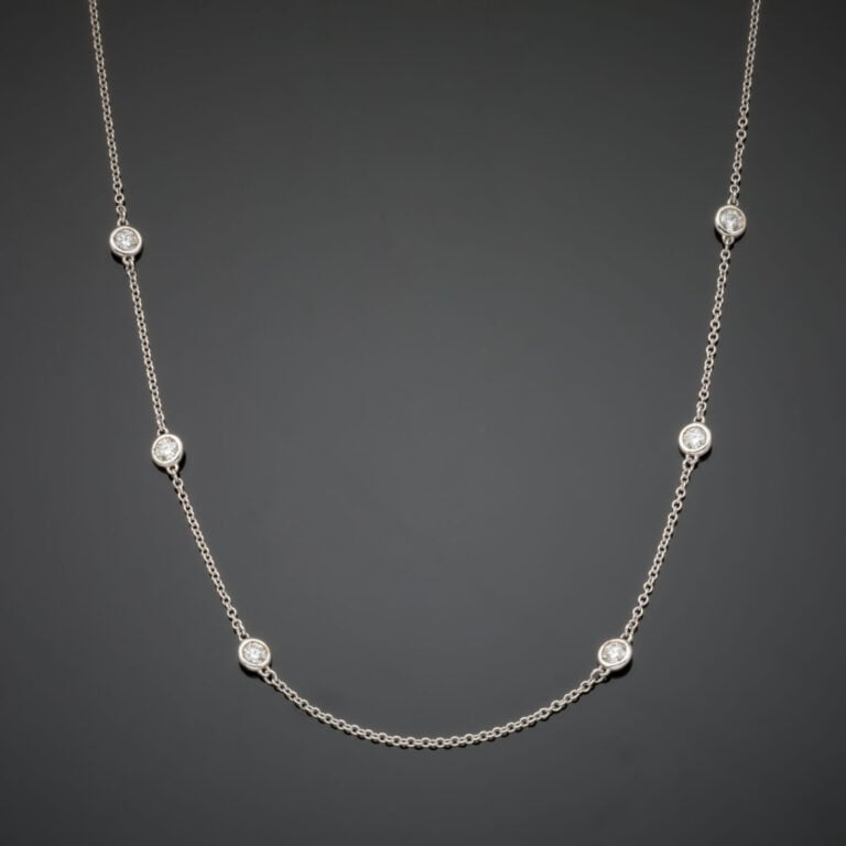 COLLIER CHAINETTE en or gris (585‰) 14 carats, serti de six diamants taille bri…