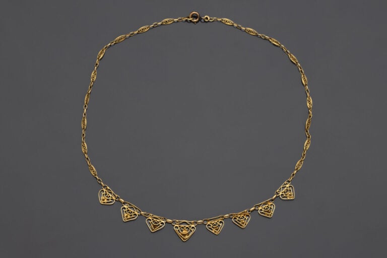 Collier collerette en or jaune (750) - Vers 1900 - Poids : 6.9 g - L : 37.5 cm