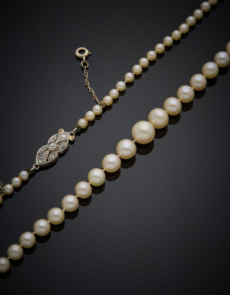 COLLIER composé d'un rang de 115 perles fines d'eau de mer, en chute. Fermoir "…