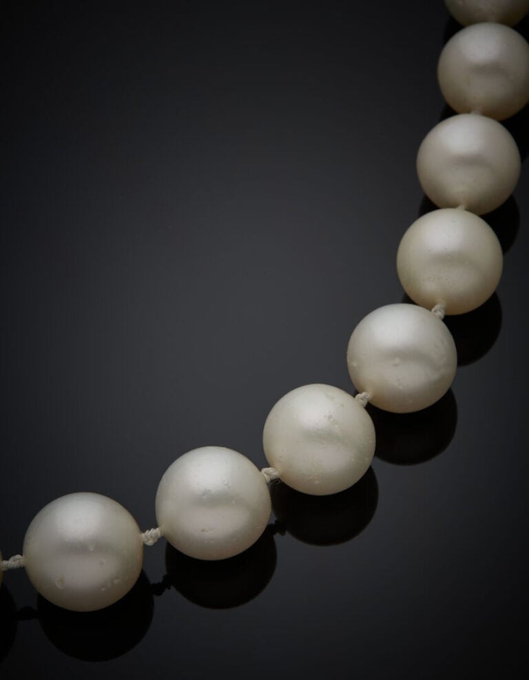 COLLIER composé d'un rang de perles de culture blanches des Mers du Sud, en chu…