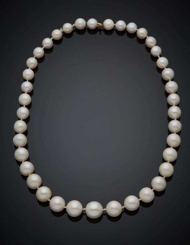 COLLIER composé d'un rang de perles de culture blanches des Mers du Sud, en chu…