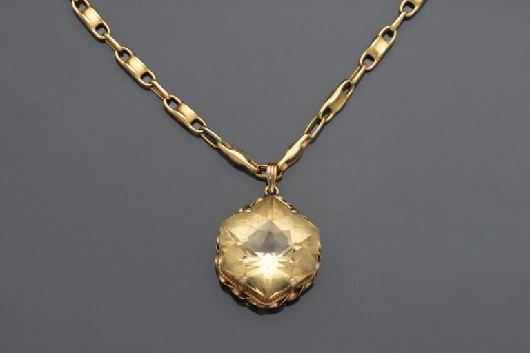 COLLIER composé d'une chaîne à maillon ovale ajouré et son pendentif en or (585…