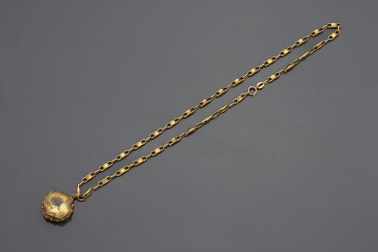 COLLIER composé d'une chaîne à maillon ovale ajouré et son pendentif en or (585…
