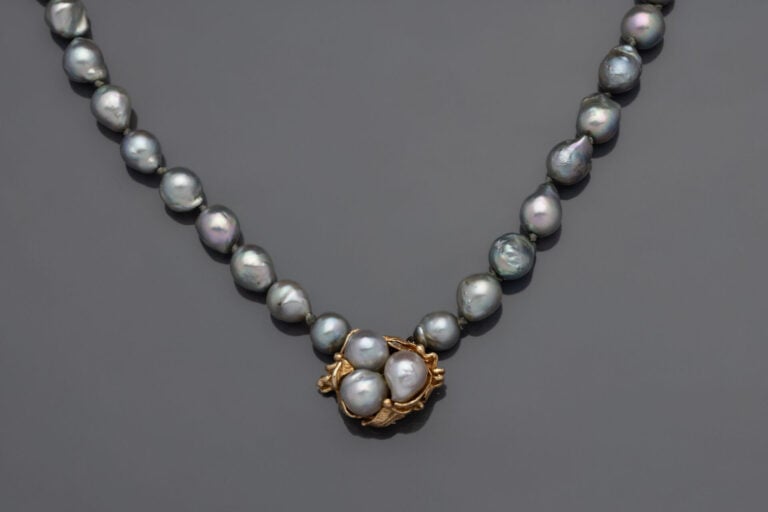COLLIER composé de 2 rangs de perles baroques de couleur grise. Fermoir nid en…