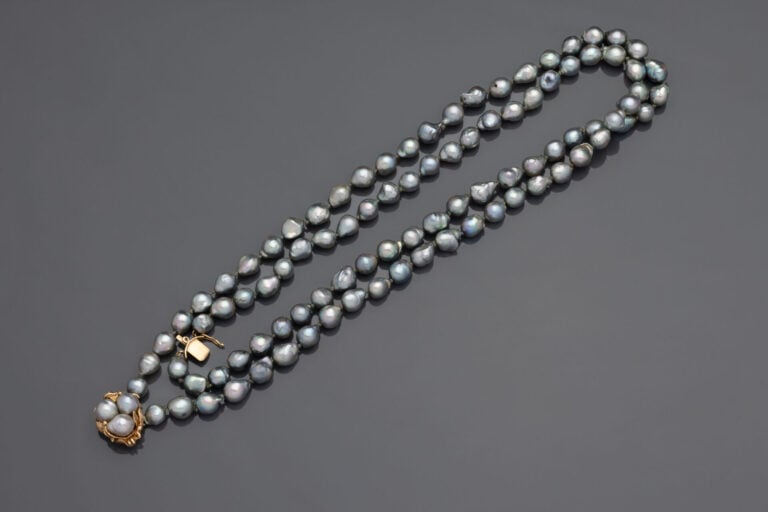 COLLIER composé de 2 rangs de perles baroques de couleur grise. Fermoir nid en…
