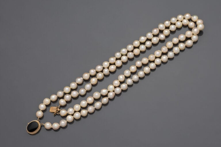 COLLIER composé de 2 rangs de perles de culture blanches baroques. Fermoir oval…
