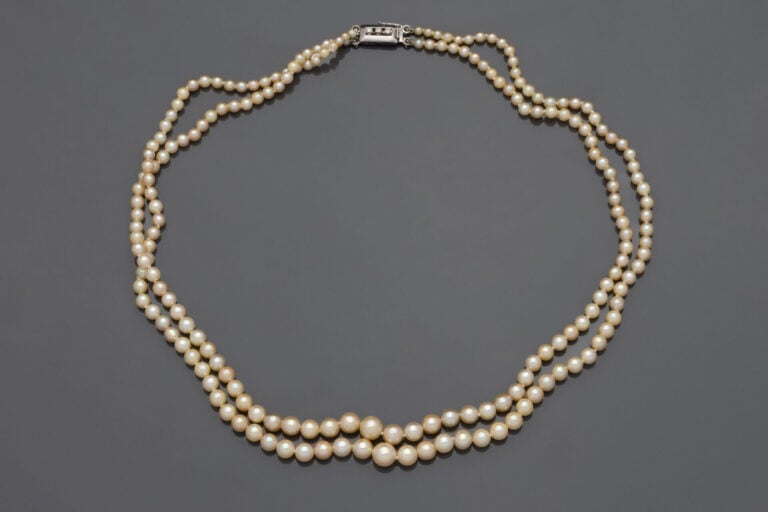 COLLIER composé de deux rangs de perles de culture de couleur crème. Fermoir re…