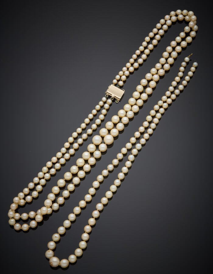 COLLIER composé de trois rangs de perles de culture de couleur crème (un rang d…
