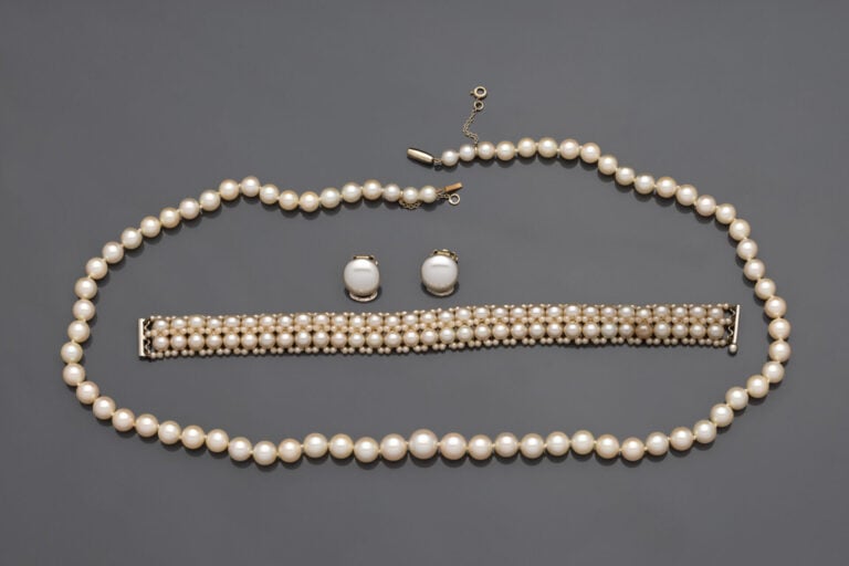 Collier de perles de culture disposées en chute, fermoir tonneau en or gris (75…