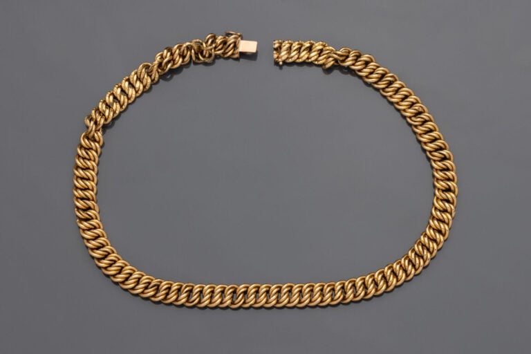 Collier en or jaune (750) creux à maille américaine à décor gravé - Poids : 33.…