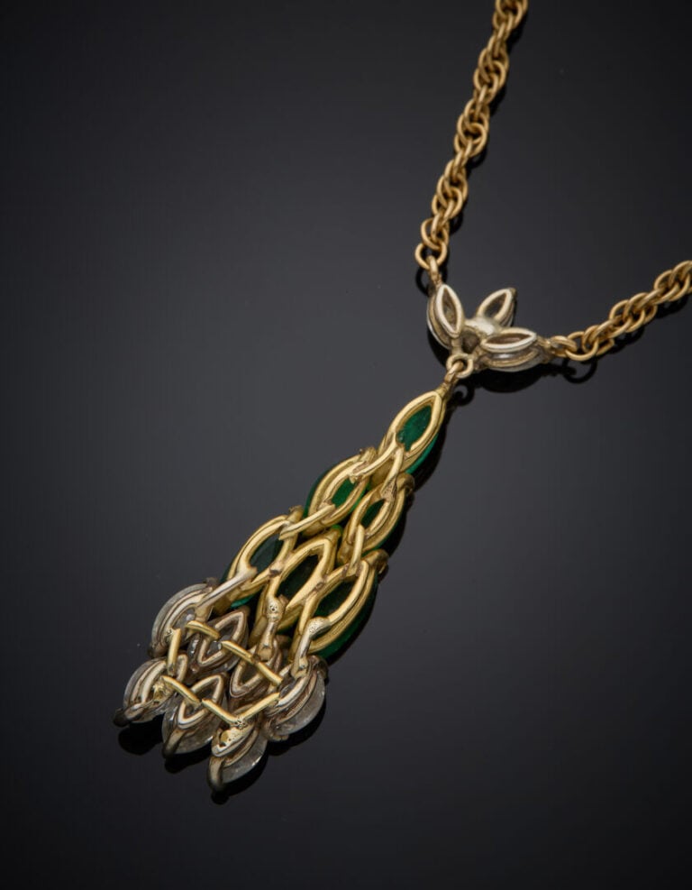 COLLIER en or jaune (750‰) retenant un important pendentif serti de dix diamant…
