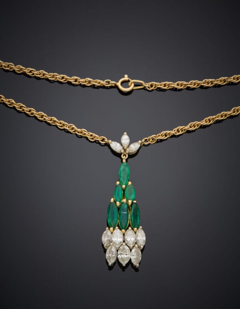 COLLIER en or jaune (750‰) retenant un important pendentif serti de dix diamant…