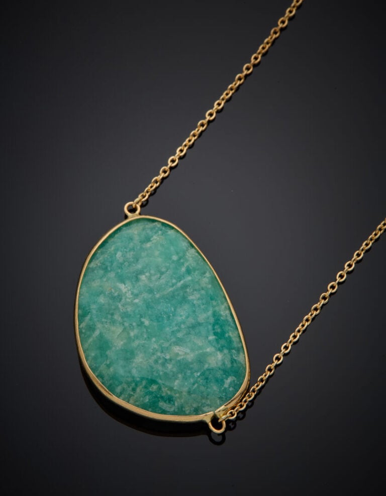 COLLIER en or jaune (750°/°°) retenant une amazonite facetée. - Long. : 43 et 4…