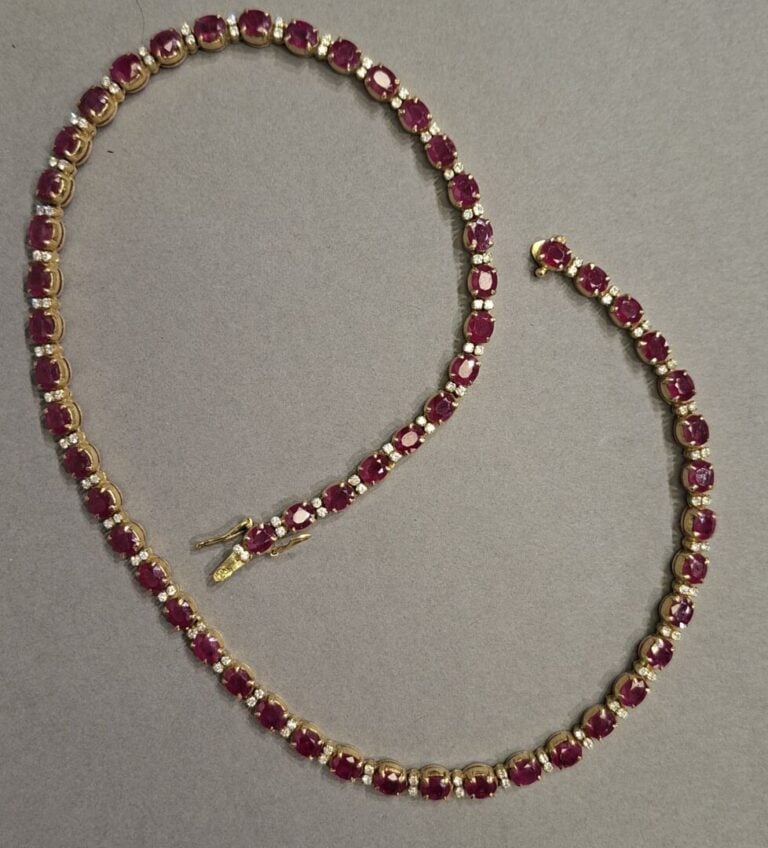 Collier en or jaune (750°/°°) serti d'un alignement de rubis (total environ 28…