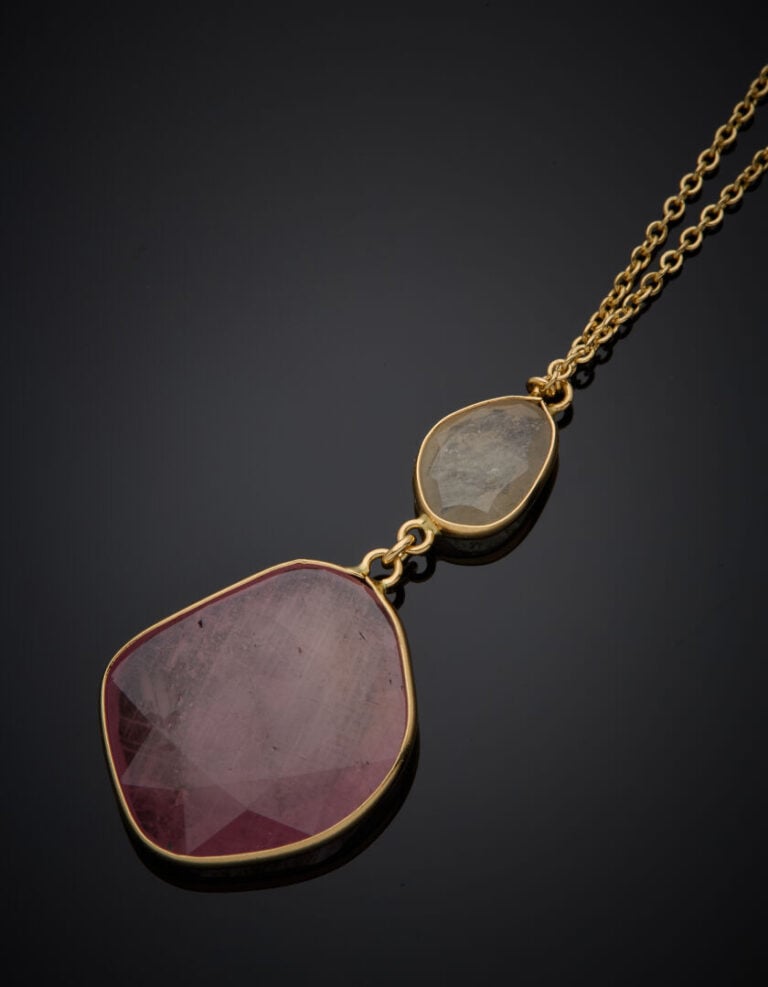 COLLIER en or jaune (750‰) serti de saphirs verts et un important saphir rose f…
