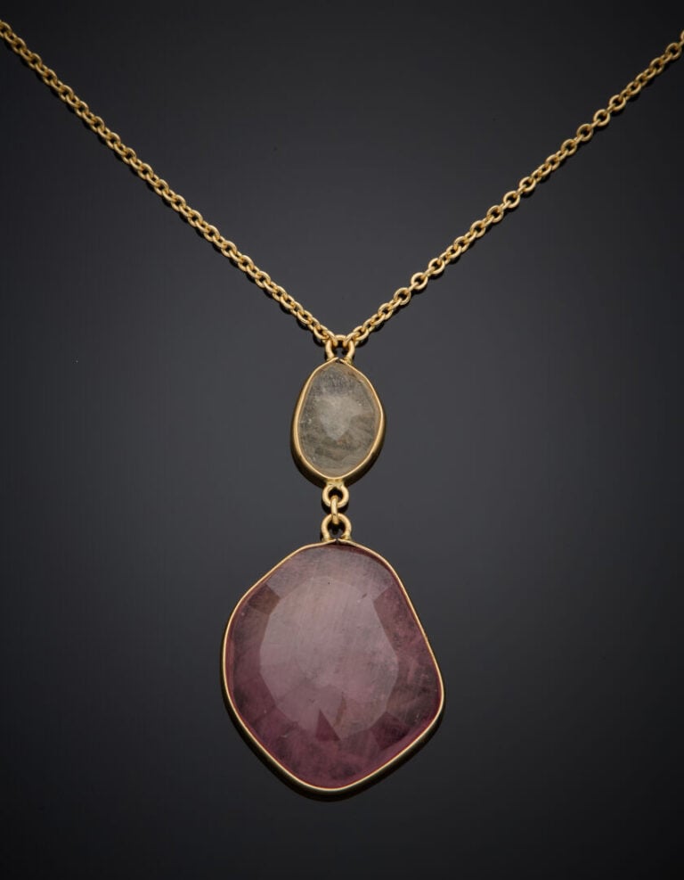 COLLIER en or jaune (750‰) serti de saphirs verts et un important saphir rose f…