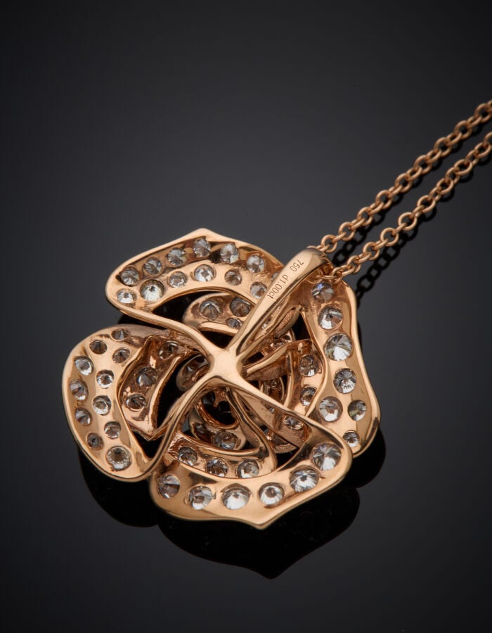 COLLIER "fleur" en or rose (750‰) serti de diamants taille brillant. Longueur d…