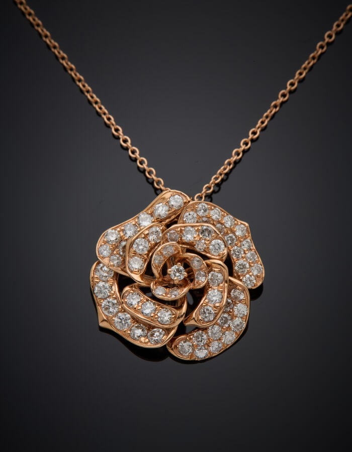 COLLIER "fleur" en or rose (750‰) serti de diamants taille brillant. Longueur d…