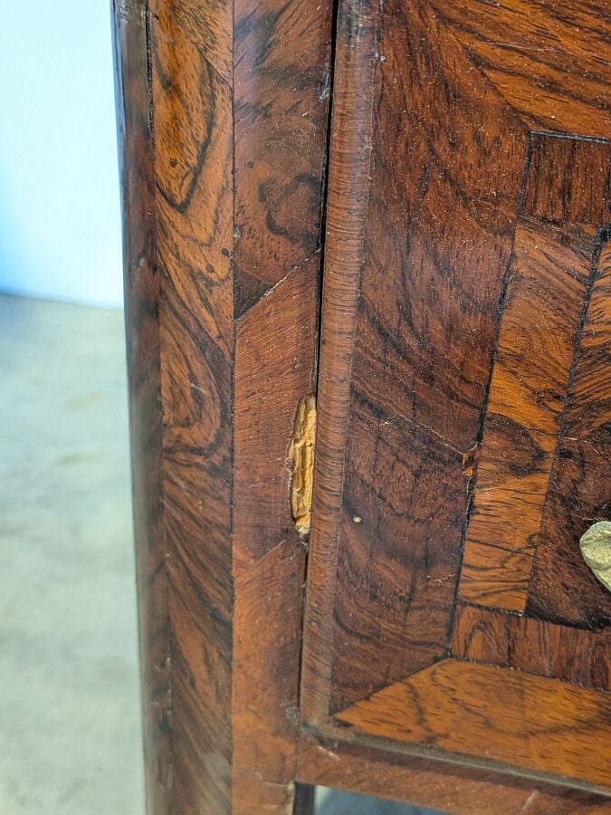 COMMODE galbée en placage de marqueterie ouvrant par trois tiroirs en façade ;…