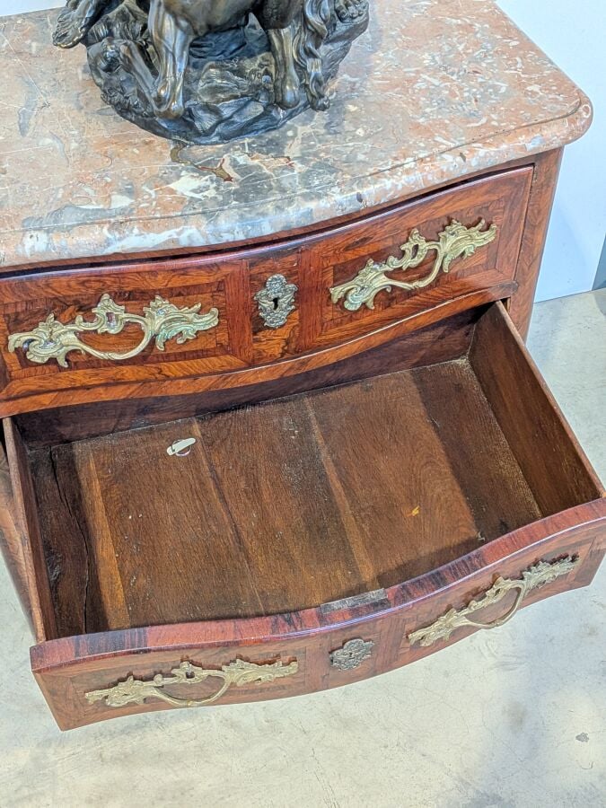 COMMODE galbée en placage de marqueterie ouvrant par trois tiroirs en façade ;…