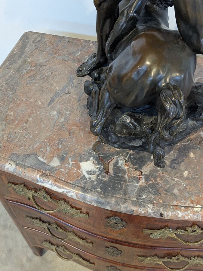 COMMODE galbée en placage de marqueterie ouvrant par trois tiroirs en façade ;…